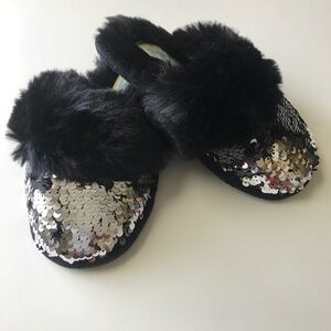 NEW NWOT Girls Glitter Fluff Slippers. Silver/Black. Size 10/11
